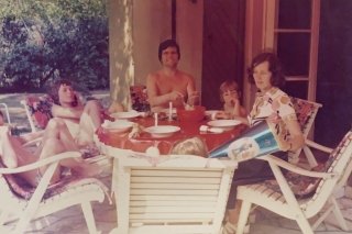 In den frühen 70er Jahren galt dies wohl als angemessene Bekleidung :)
