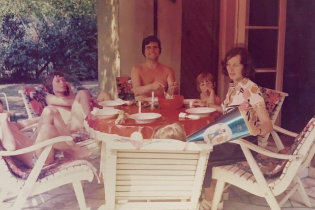 In den frühen 70er Jahren galt dies wohl als angemessene Bekleidung :)